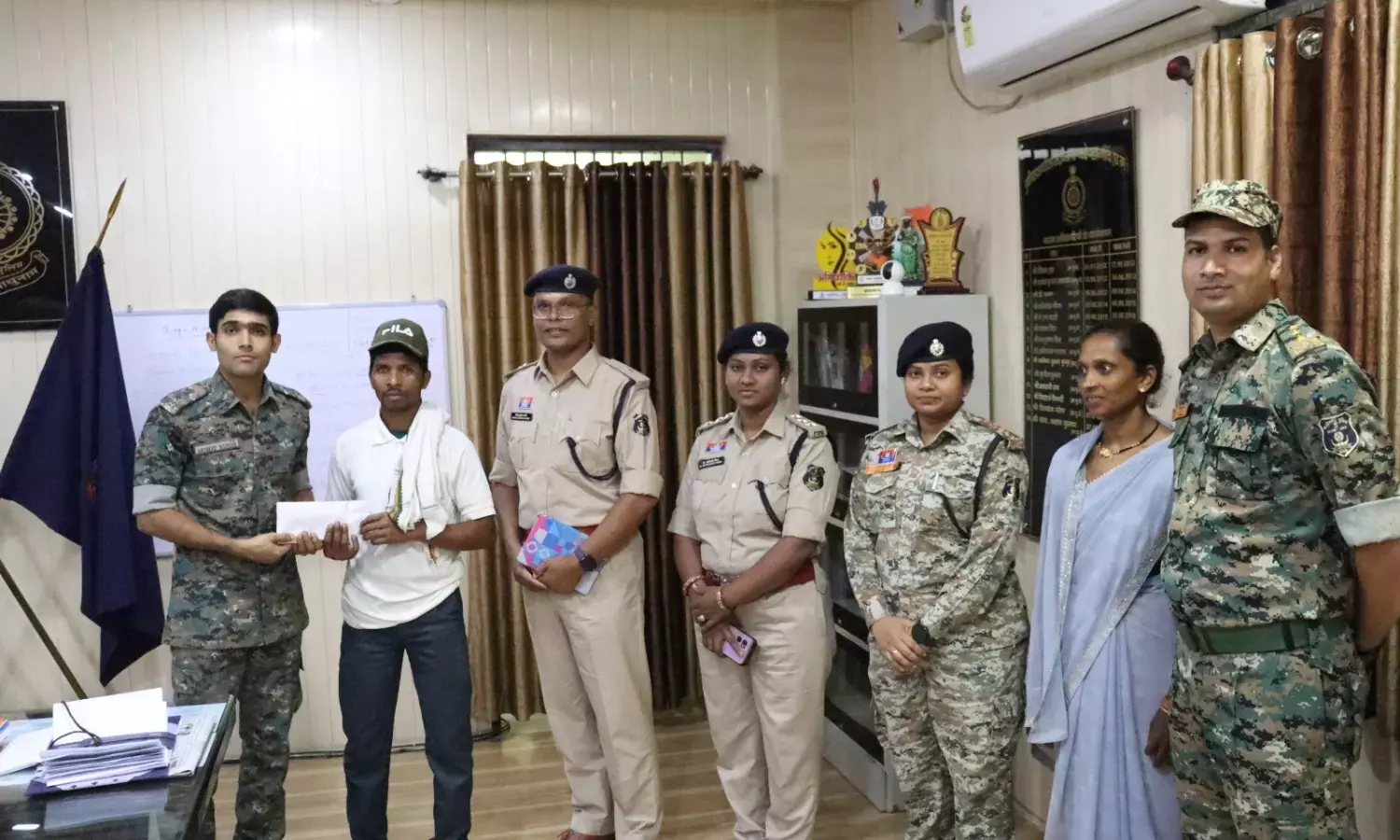 नक्सल दंपती ने किया आत्मसमर्पण : 2005 से थे नक्सल संगठन में सक्रिय, 16 लाख का था ईनाम