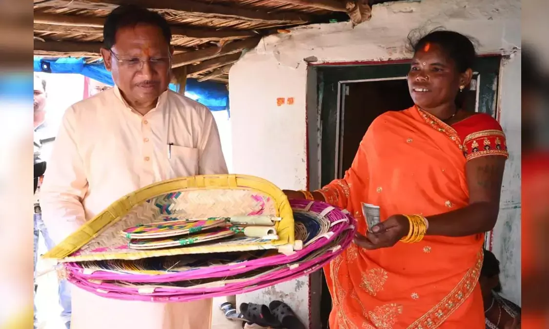 सीएम ने खरीदा सूपा-पर्रा : बल्दाकछार में कमार परिवार के घर पहुंचे, परिवार में शादी के लिए की खरददारी