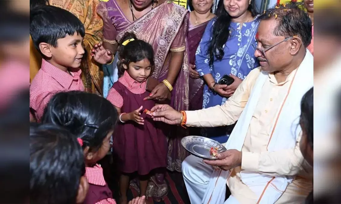 सीएम अचानक पहुंचे आंगनबाड़ी : बच्चों से किया आत्मीय संवाद, बांटीं टॉफियां और पूछा हालचाल