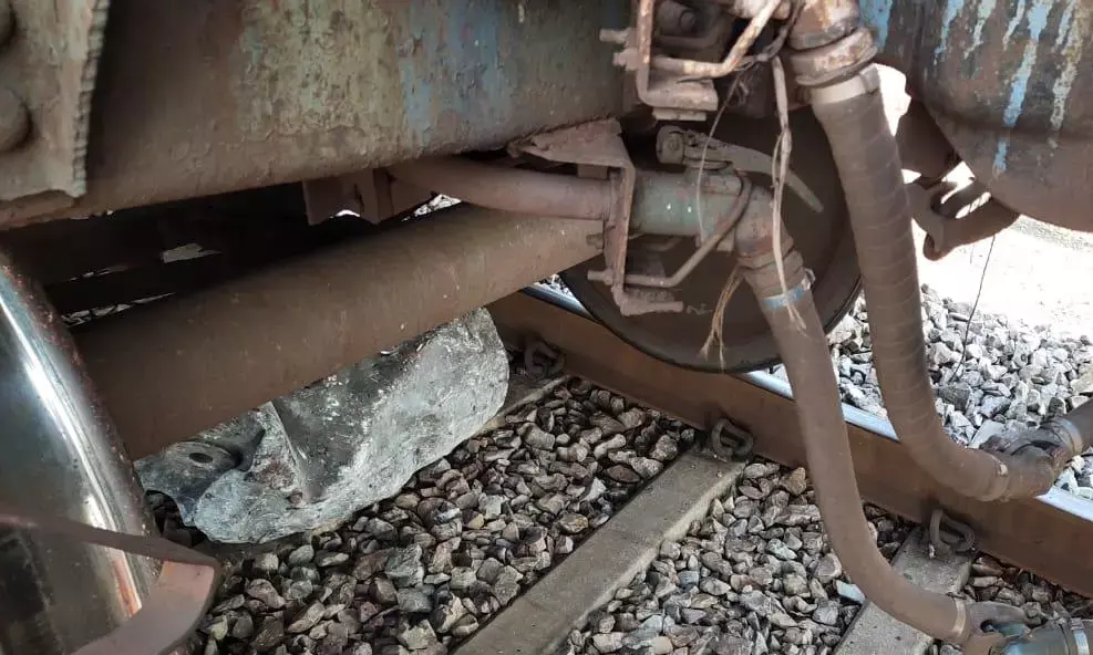 पटरी से उतरी मालगाड़ी की बोगी : विशाखापट्टनम से आ रही थी रायपुर, एक लाइन बाधित