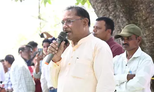 बल्दाकछार में उतरा सीएम का हेलीकॉप्टर : महिलाओं ने किया परंपरागत स्वागत, महानदी पर तटबंध निर्माण की घोषणा बल्दाकछार में उतरा सीएम का हेलीकॉप्टर : महिलाओं ने किया परंपरागत स्वागत, महानदी पर तटबंध निर्माण की घोषणा