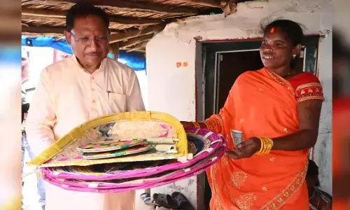 सीएम ने खरीदा सूपा-पर्रा : बल्दाकछार में कमार परिवार के घर पहुंचे, परिवार में शादी के लिए की खरददारी