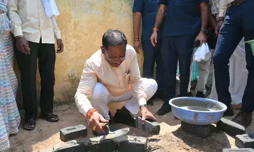 मुख्यमंत्री बने राजमिस्त्री : जल संचयन के लिए बनाए जा रहे सोखता गड्ढे के लिए की ईट जोड़ाई