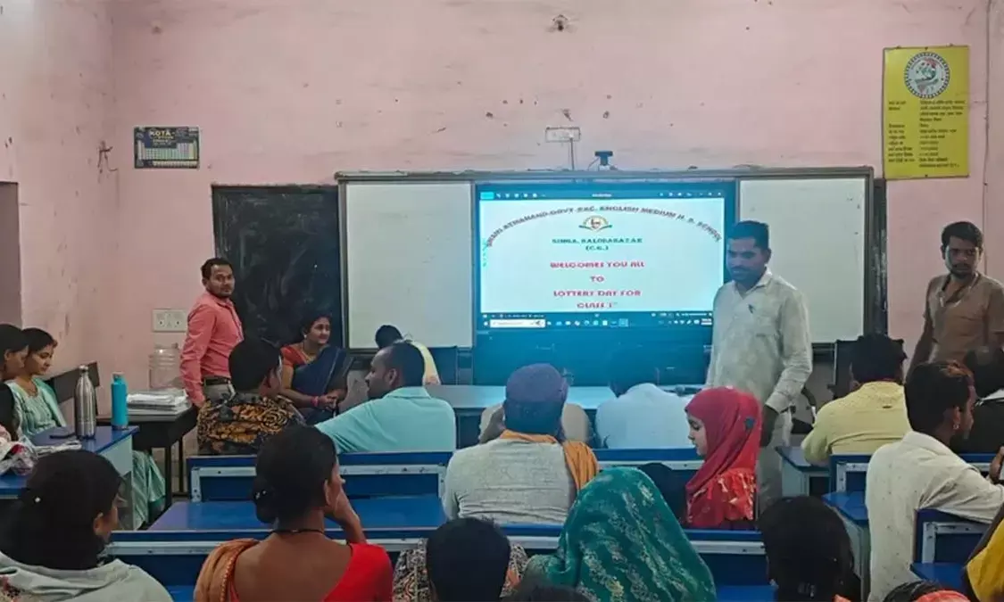 कक्षा पहली में लॉटरी के माध्यम से दिया गया प्रवेश, टॉपर्स को किया गया सम्मानित