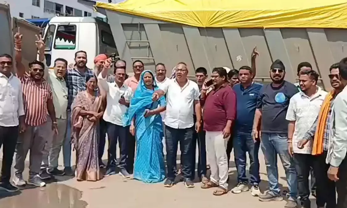 भाजपा-कांग्रेस कार्यकर्ता उतरे सड़क पर, प्रशासन के खिलाफ जमकर की नारेबाजी