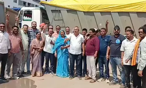 भाजपा-कांग्रेस कार्यकर्ता उतरे सड़क पर, प्रशासन के खिलाफ जमकर की नारेबाजी