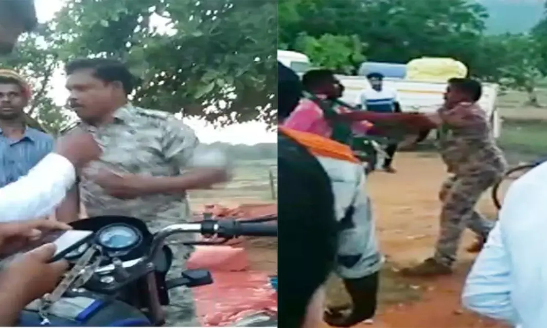 आदिवासी ग्रामीण से की खुलेआम मारपीट, थाना प्रभारी बने रहे मूक दर्शक