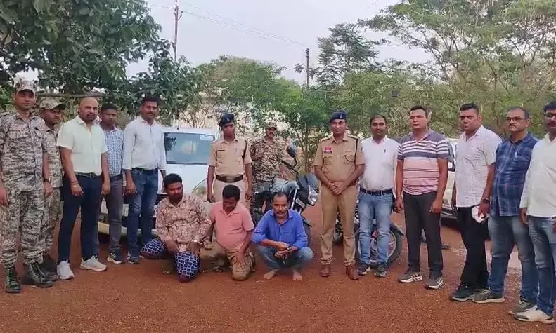 पुलिस ने तीन मुख्य आरोपियों समेत चोरी का सामान खरीदने वाले व्यापारी को किया गिरफ्तार, 30 लाख के जेवरात बरामद
