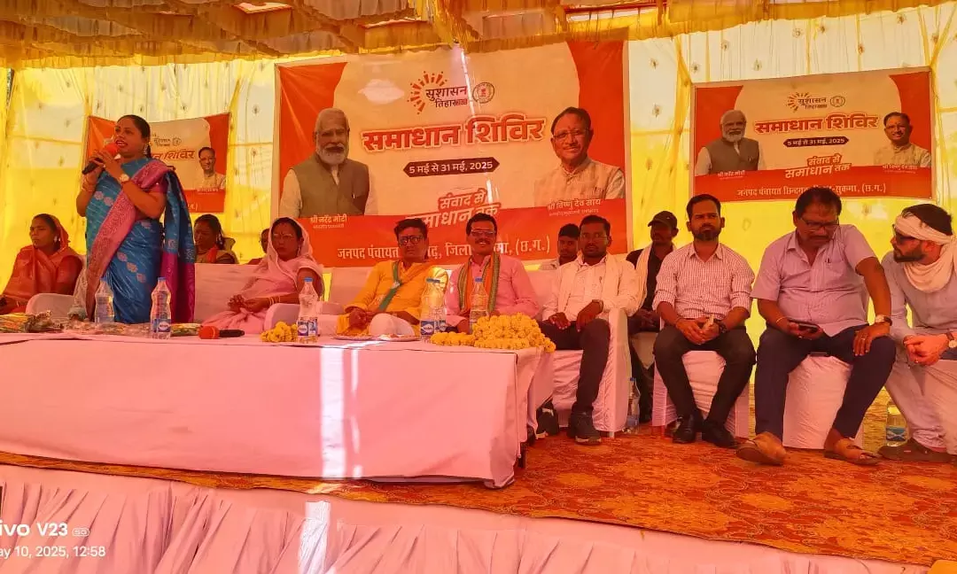 महिला आयोग की सदस्य ने की ग्रामीणों से बातचीत, बोलीं- डीपीओ बाहर निकल कर करें दौरा