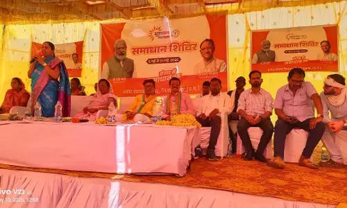 महिला आयोग की सदस्य ने की ग्रामीणों से बातचीत, बोलीं- डीपीओ बाहर निकल कर करें दौरा महिला आयोग की सदस्य ने की ग्रामीणों से बातचीत, बोलीं- डीपीओ बाहर निकल कर करें दौरा