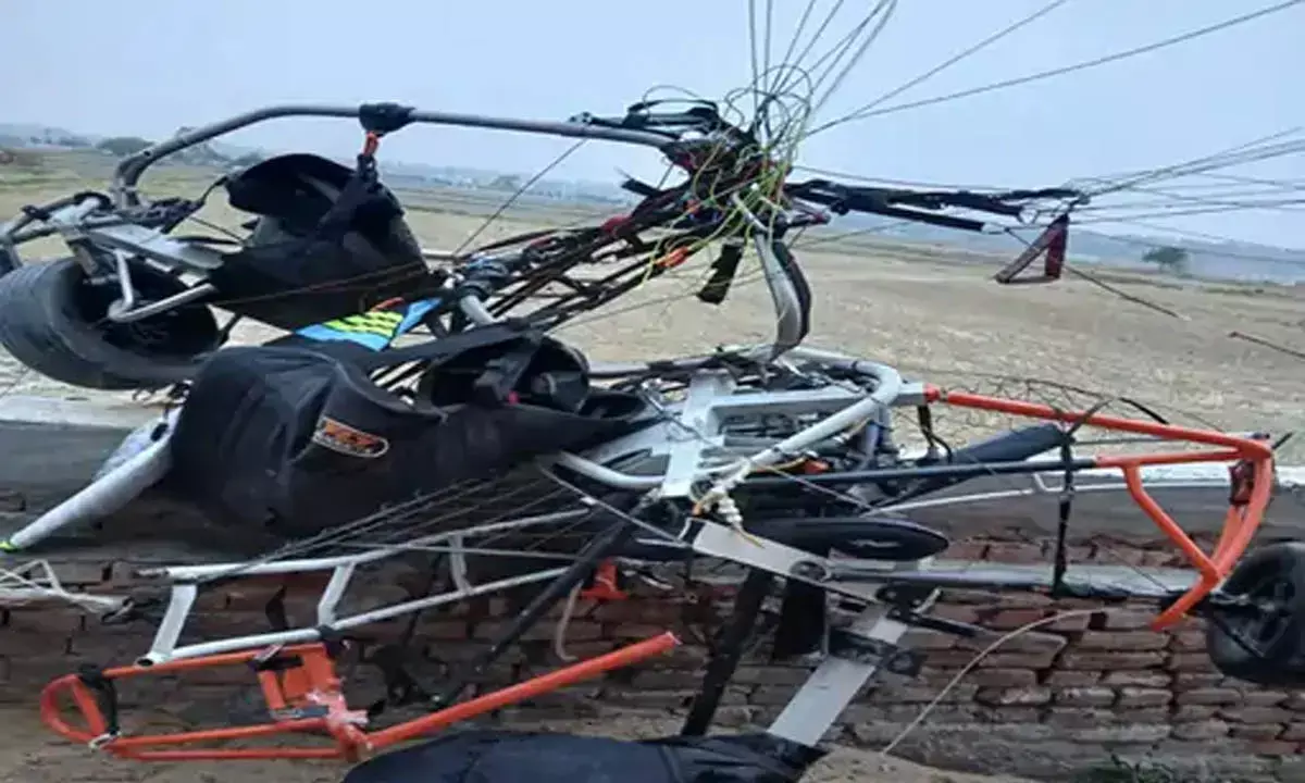 मायना गांव में तेज हवाओं से मकान में जा टकराया पैराग्लाइडर, युवती भी घायल