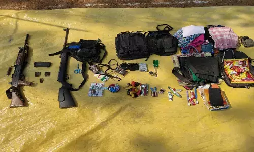 मुठभेड़ स्थल से खून के धब्बे, रायफल और नक्सल सामग्री बरामद मुठभेड़ स्थल से खून के धब्बे, रायफल और नक्सल सामग्री बरामद