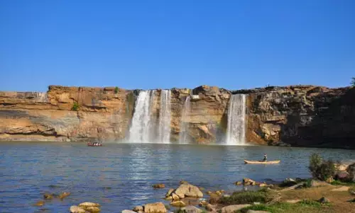 सफाई के बाद चित्रकोट जलप्रपात की रौनक लौटी, अब नहीं होगी पानी की कमी सफाई के बाद चित्रकोट जलप्रपात की रौनक लौटी, अब नहीं होगी पानी की कमी