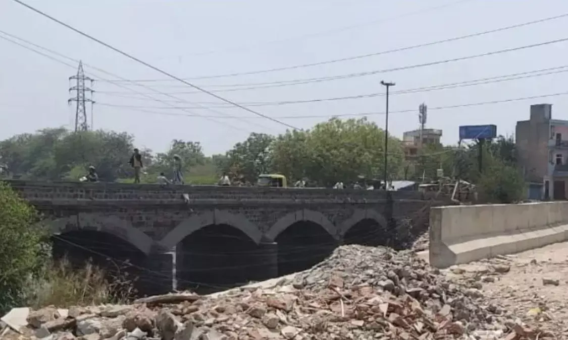 कालिंदी कुंज-फरीदाबाद रोड पर ट्रैफिक होगा कम, आगरा नहर पर बन गया पुल कालिंदी कुंज-फरीदाबाद रोड पर ट्रैफिक होगा कम, आगरा नहर पर बन गया पुल