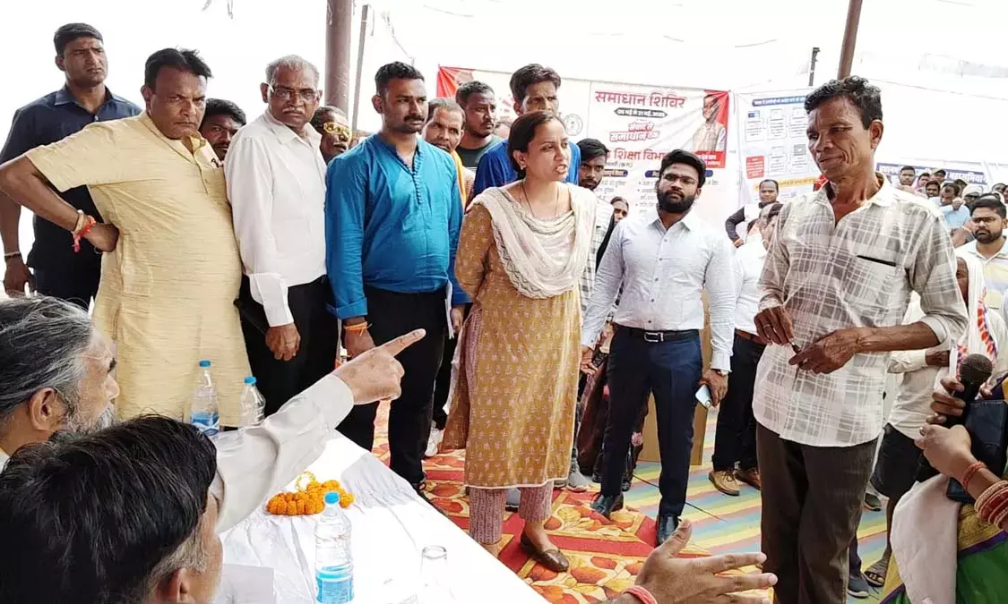 शिविर में ही पहुंच गया पीकर, सरपंच ने मंच से ही की शिकायत, निलंबन की अनुशंसा