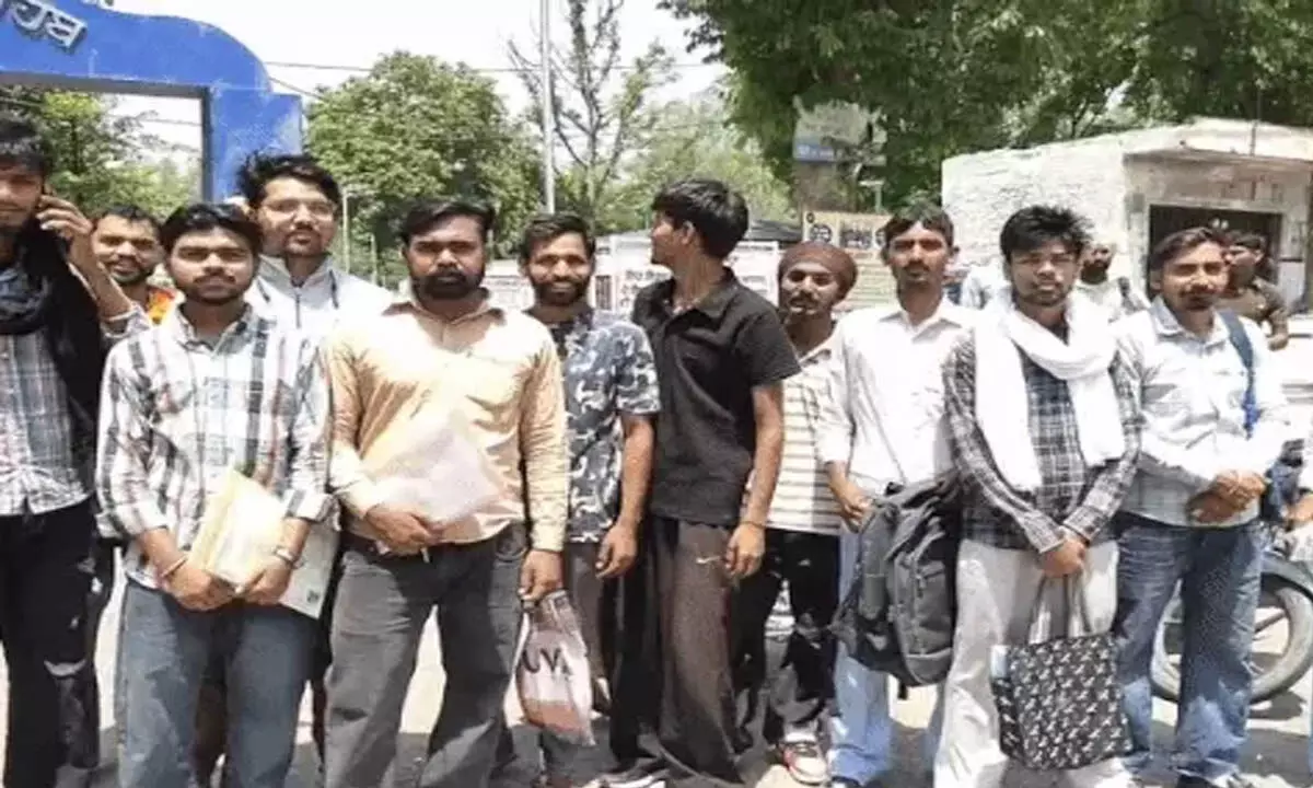 आर्मी की इमरजेंसी भर्ती के लिए पंजाब पहुंचे हजारों युवक लौटे मायूस आर्मी की इमरजेंसी भर्ती के लिए पंजाब पहुंचे हजारों युवक लौटे मायूस
