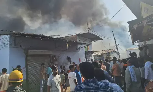 कानपुर के कलक्टरगंज गल्ला मंडी में लगी भीषण आग, 5 झुलसे