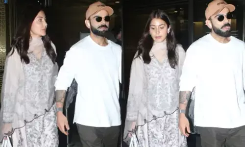 Anushka and Virat Airport Look: एक्ट्रेस अनुष्का शर्मा ने परंपरिक लुक से फैंस को बनाया दीवाना, विराट कोहली को देखते ही लोगों के चेहरे पर आई मुस्कान