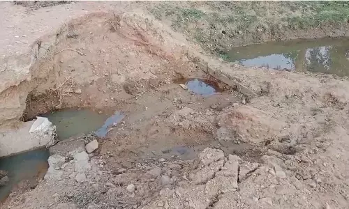 प्रधानमंत्री सड़क पर बना पुल टूटकर दो हिस्सों में बटा, लोग परेशान