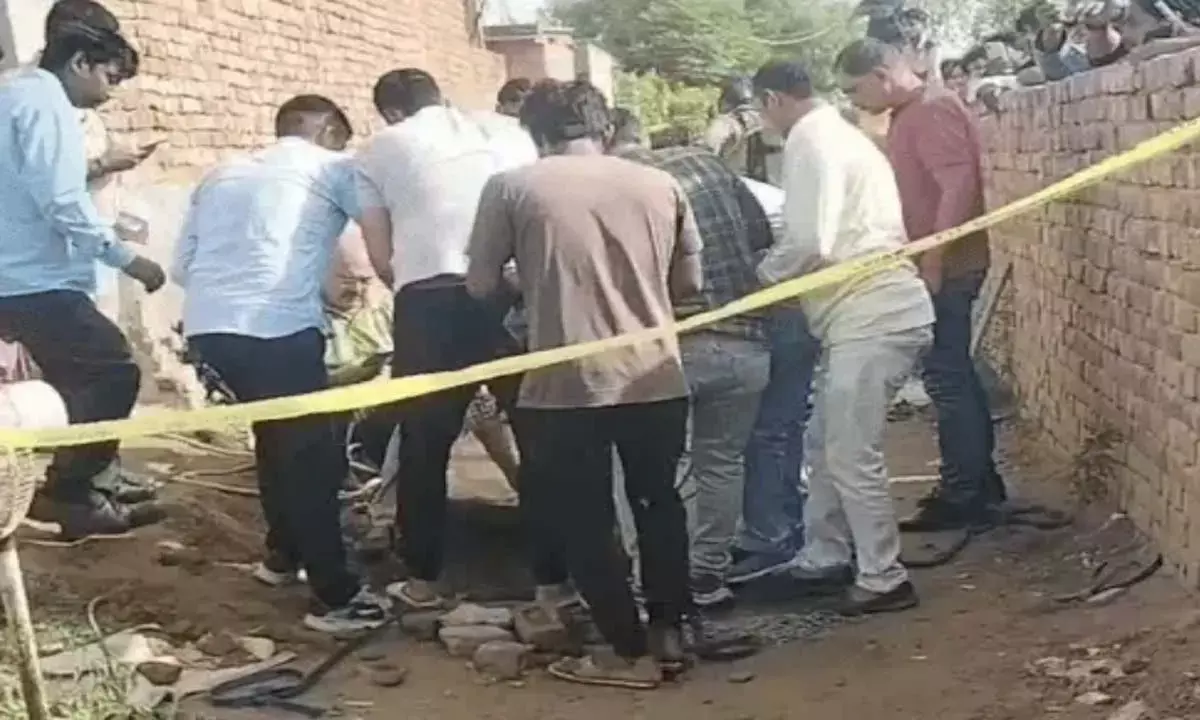 ढक्कन हटाते ही बेटा गिरा, बचाने गए पिता और भाई की भी जहरीली गैस से मौत