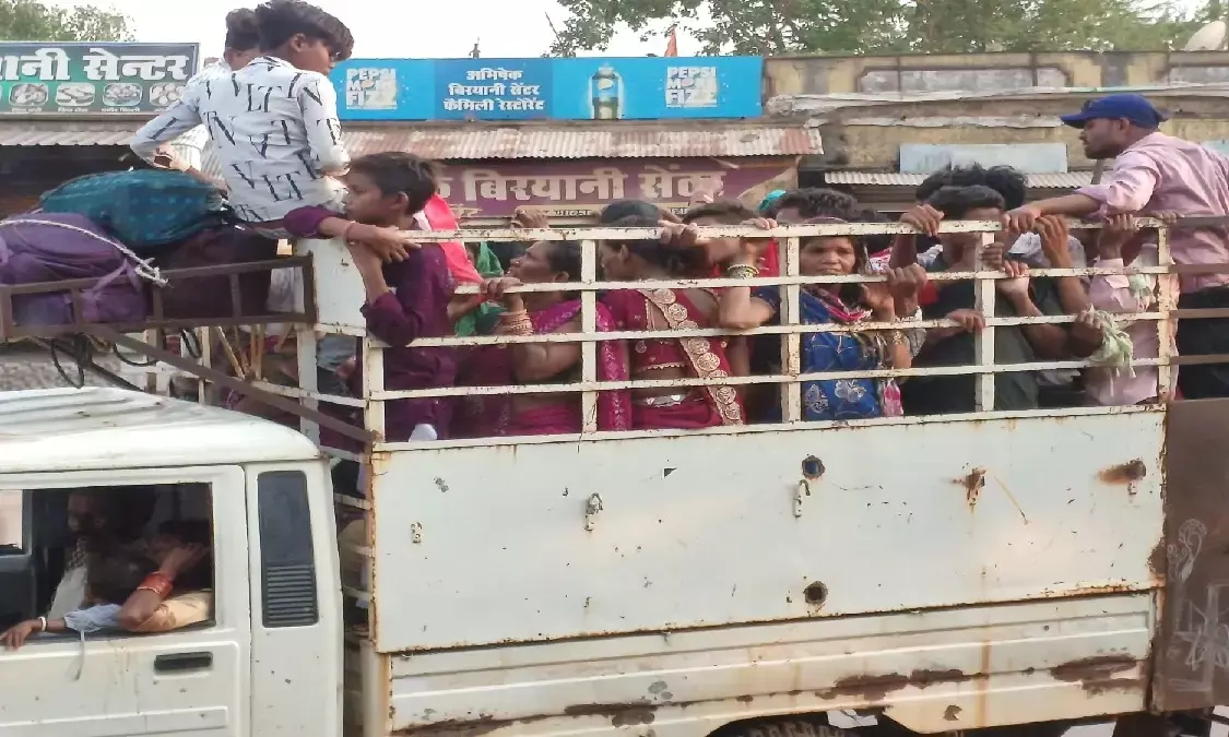 बेखौफ ढो रहे बाराती, पुलिस कार्रवाई का नहीं कोई डर