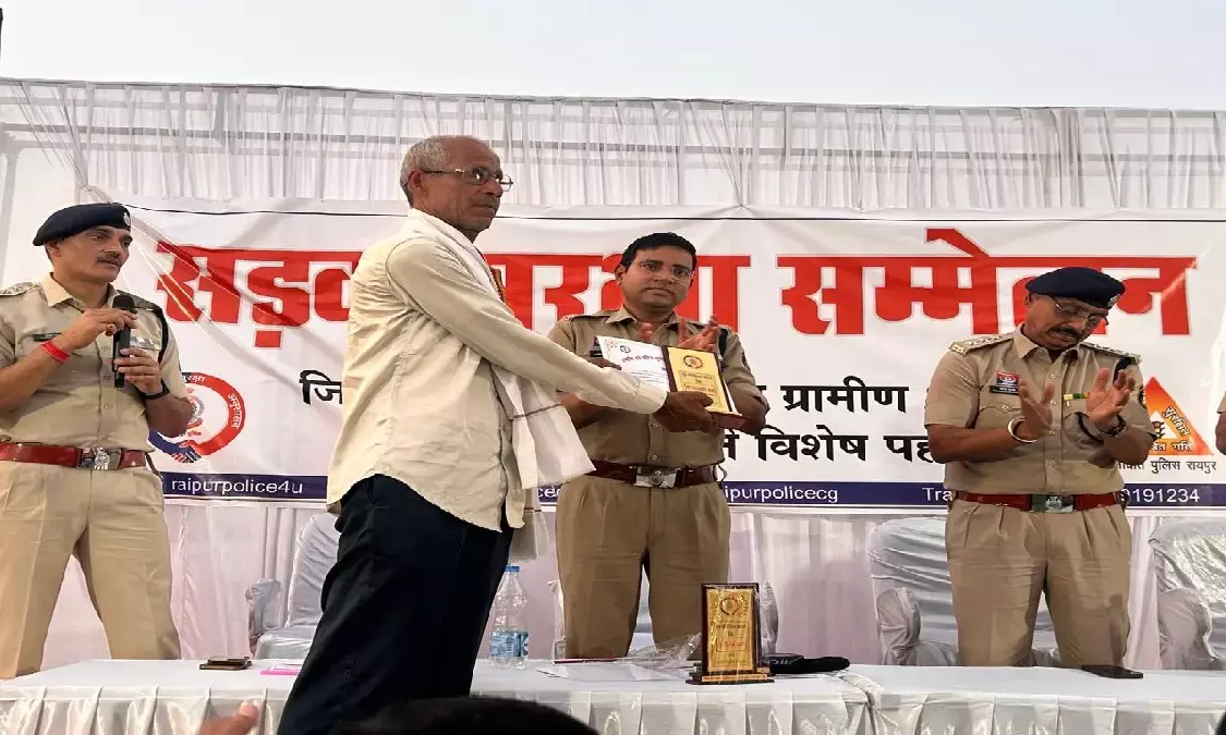 एसपी ने ग्रामीणों के साथ की बैठक, लोगों को प्रमाण पत्र देकर किया सम्मानित