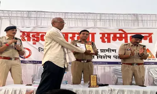 एसपी ने ग्रामीणों के साथ की बैठक, लोगों को प्रमाण पत्र देकर किया सम्मानित