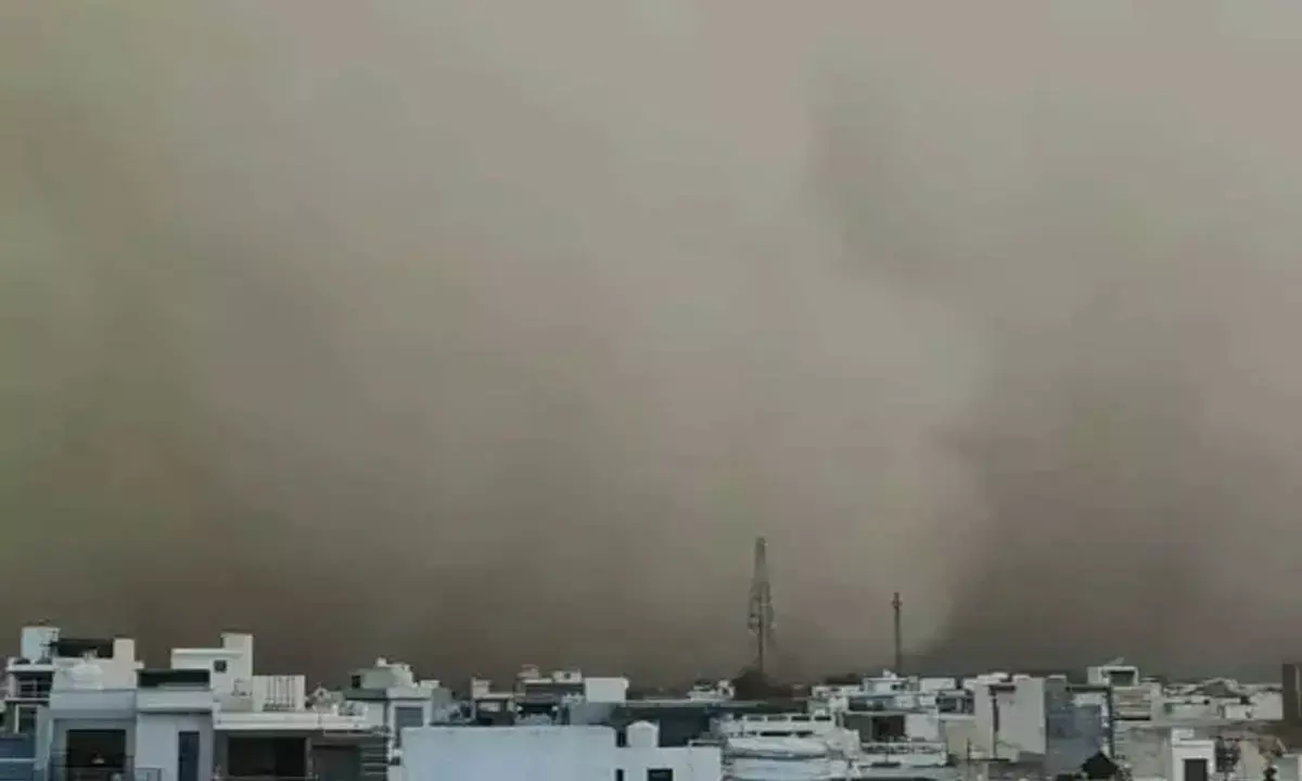 राजस्थान बॉर्डर से उठा धूल का गुबार सुनामी की तरह छाया, तीन दिन और बदलेगा मौसम