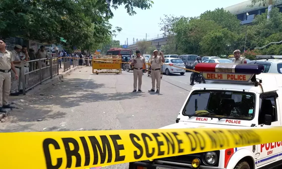 छतरपुर मेट्रो स्टेशन के पास ताबड़तोड़ फायरिंग, कार सवार युवक पर जानलेवा हमला, जांच जारी