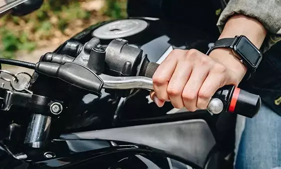 बाइक की क्लच प्लेट खराब होने के 5 अहम संकेत, जानें क्या हो सकता है नुकसान?