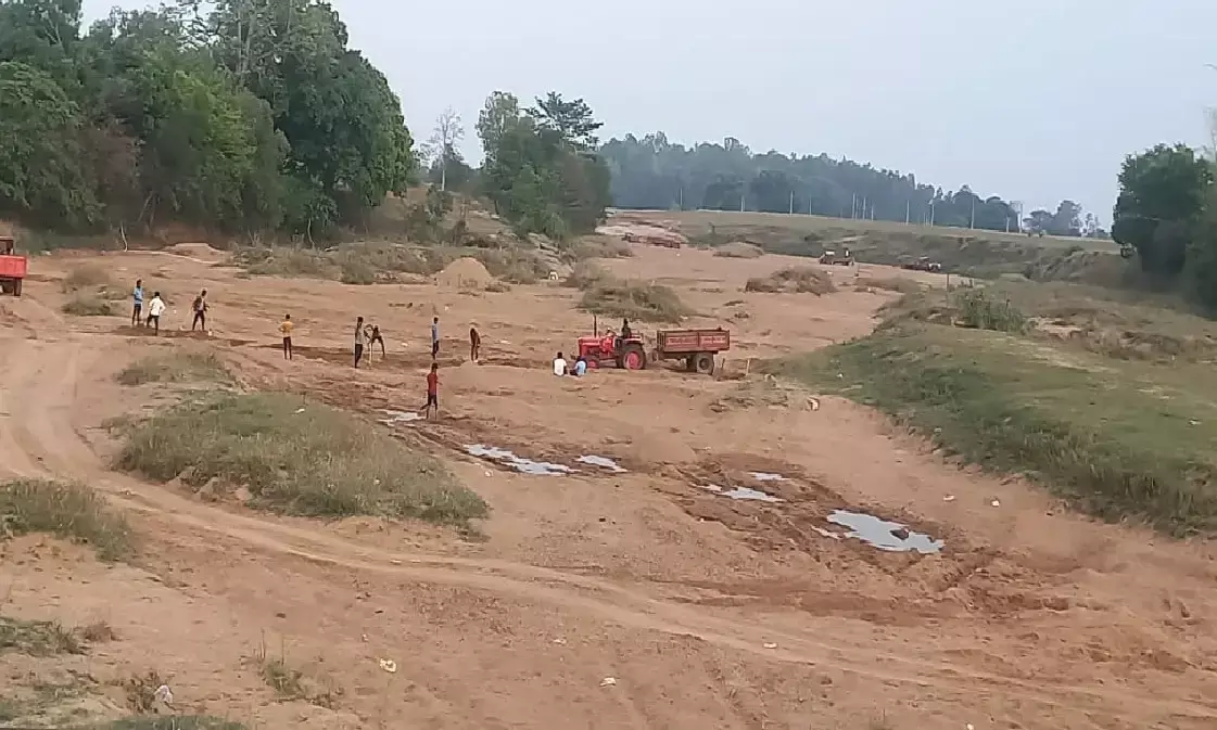 मांड नदी से रेत का अवैध खनन और परिवहन जोरों पर, विभाग की मौन सहमति
