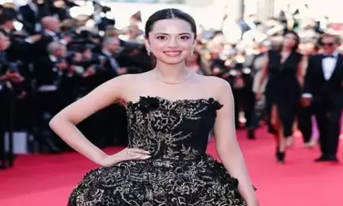 एक्ट्रेस नितांशी गोयल का राजकुमारी वाला लुक, कान्स फिल्म फेस्टिवल में ब्लैक-गोल्डन गाउन में आईं नजर