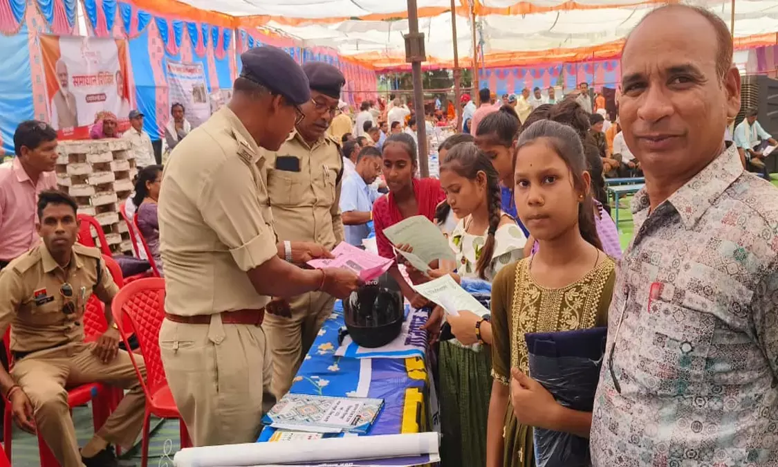 पुलिस लगा रही समाधान शिविर, लोगों को दी जा रही यातायात नियमों की जानकारी