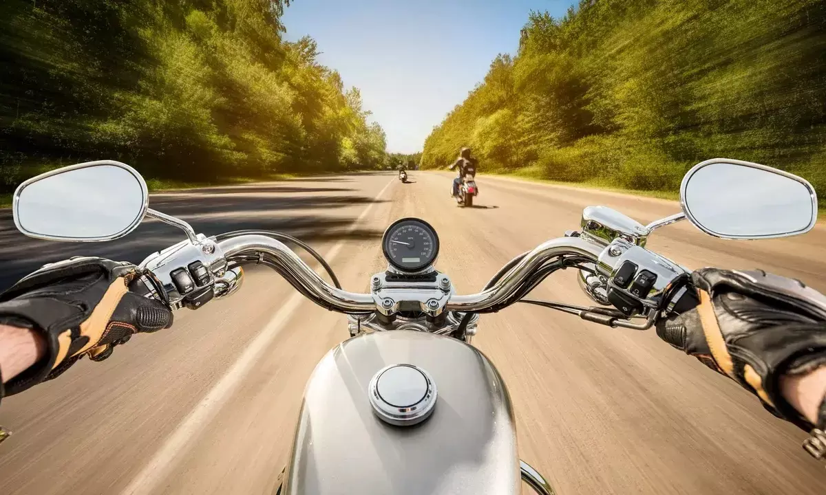 बाइक चलाते वक्त 8 जरूरी बातों को कभी न भूलें, बड़े हादसों से बचेंगे