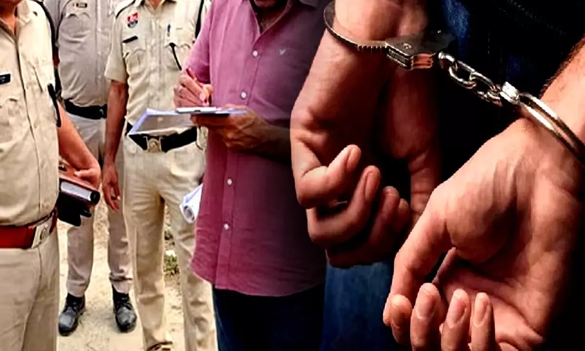सोनीपत में मुठभेड़ के दौरान हत्या का आरोपी गिरफ्तार, अवैध हथियार भी बरामद सोनीपत में मुठभेड़ के दौरान हत्या का आरोपी गिरफ्तार, अवैध हथियार भी बरामद