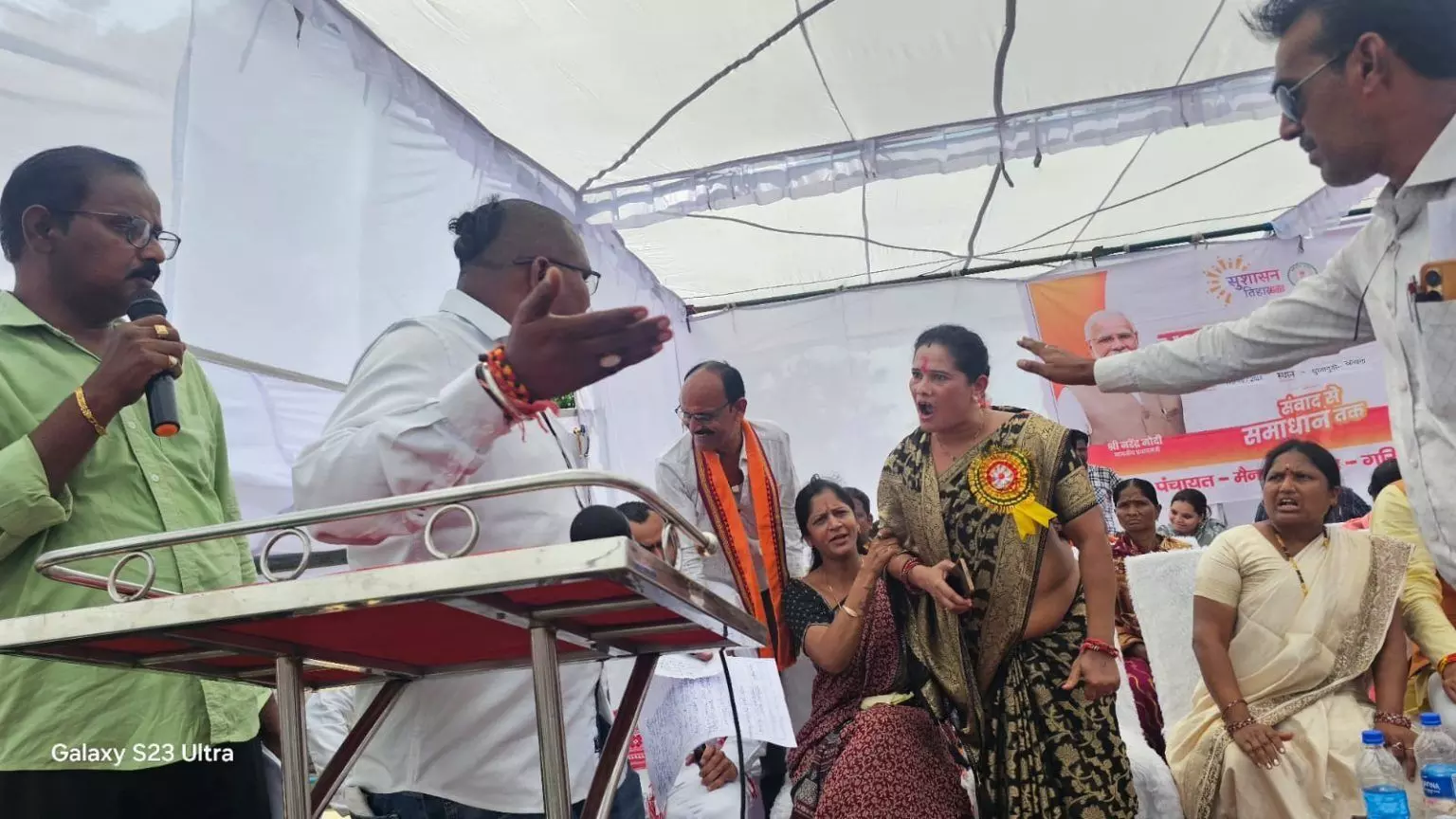 बीजेपी- कांग्रेस के जनप्रतिनिधियों में छिड़ी जुबानी जंग, अफसरों ने कराया शांत बीजेपी- कांग्रेस के जनप्रतिनिधियों में छिड़ी जुबानी जंग, अफसरों ने कराया शांत