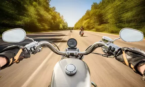 बाइक चलाते वक्त 8 जरूरी बातों को कभी न भूलें, बड़े हादसों से बचेंगे