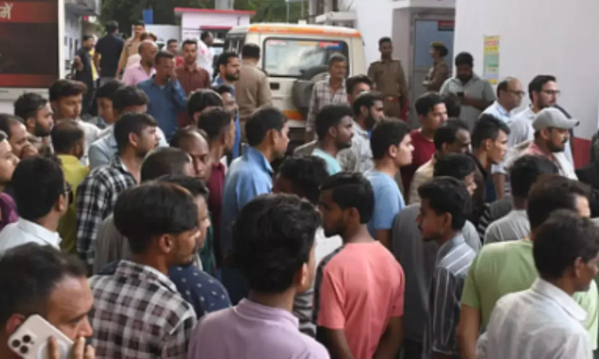 Electricity Workers Attack Lucknow