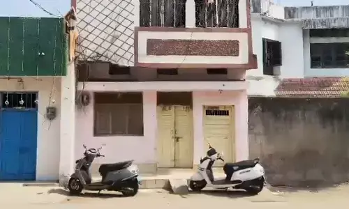 कारोबारी और सप्लायर फर्म के संचालक के घर से लाखों के कैश और दस्तावेज बरामद