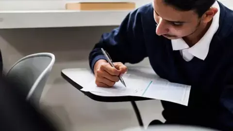 जेईई एडवांस्ड परीक्षा का प्रश्न पत्र जारी, जानें कब आएगी आंसर-की