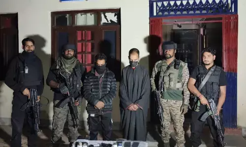 जम्मू-कश्मीर के शोपियां में आतंकियों के 2 मददगार गिरफ्तार, हथियार और गोला-बारूद बरामद