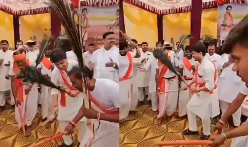 आदिवासियों संग मोर पंख लेकर थिरके केंद्रीय मंत्री, देखें वीडियो