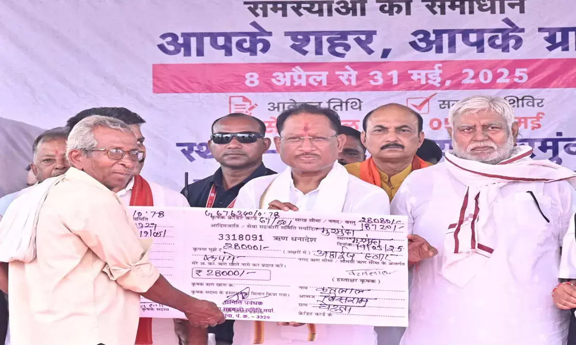 हाईस्कूल को हायर सेकण्डरी में उन्नयन की घोषणा, हितग्राहियों को बांटे चेक हाईस्कूल को हायर सेकण्डरी में उन्नयन की घोषणा, हितग्राहियों को बांटे चेक