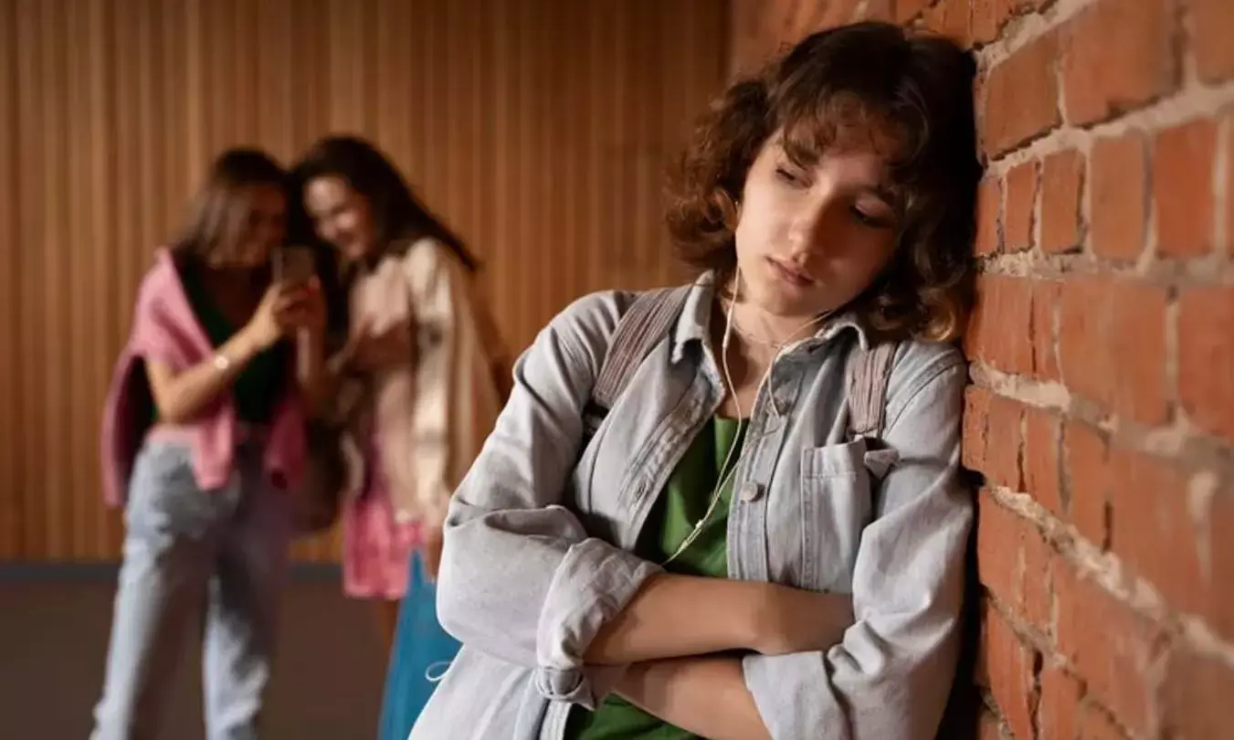 टीनएजर बच्चा नए लोगों से मिलने से कतराता है? 5 तरीकों से दूर करें शर्मीलापन, बनेगा सोशल