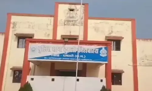 शराब के लिए पैसे नहीं मिलने पर 3 साल के मासूम बेटे की टंगिया मारकर ले ली जान शराब के लिए पैसे नहीं मिलने पर 3 साल के मासूम बेटे की टंगिया मारकर ले ली जान