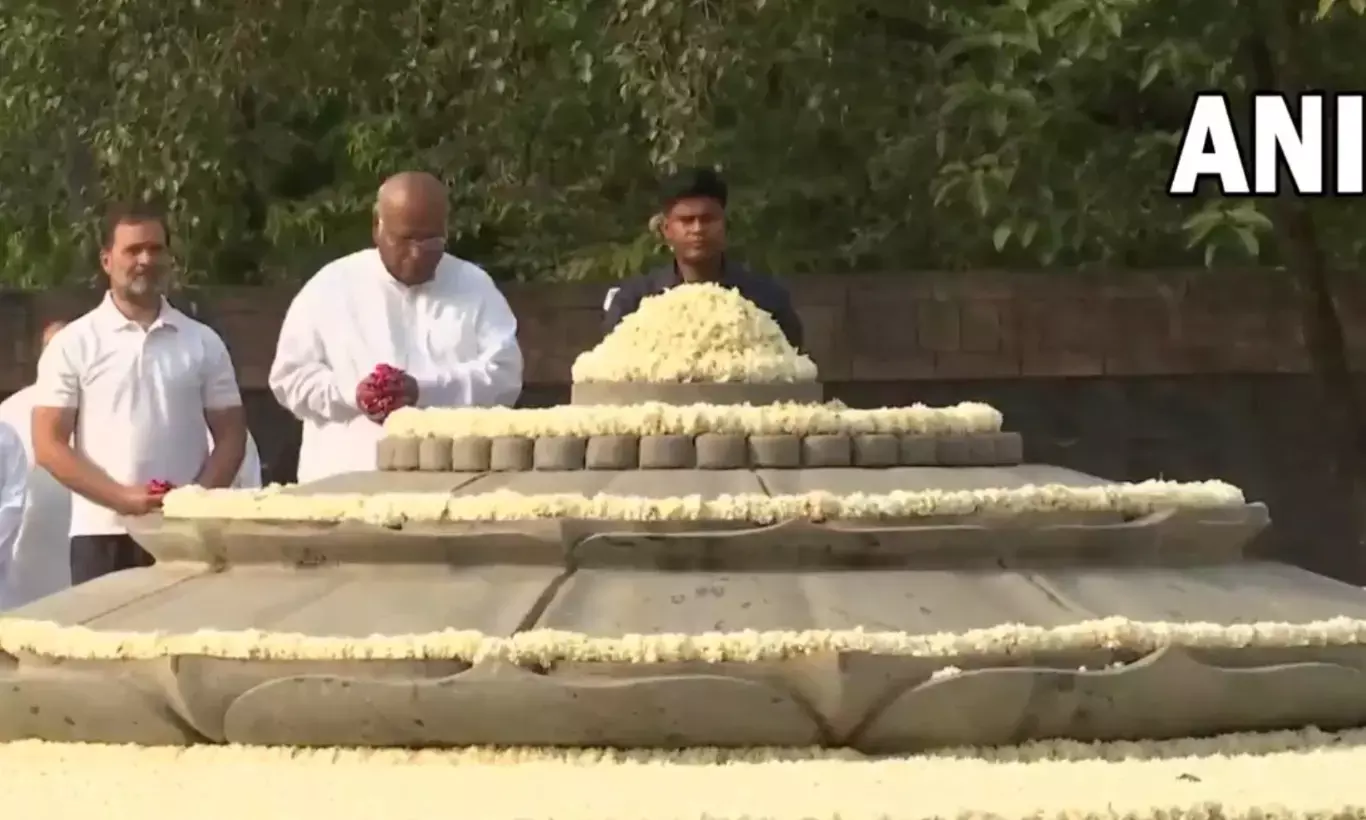 PM मोदी, राहुल गांधी, मल्लिकार्जुन खड़गे सहित कई नेताओं ने दी श्रद्धांजलि; देखें वीडियो-फोटो PM मोदी, राहुल गांधी, मल्लिकार्जुन खड़गे सहित कई नेताओं ने दी श्रद्धांजलि; देखें वीडियो-फोटो