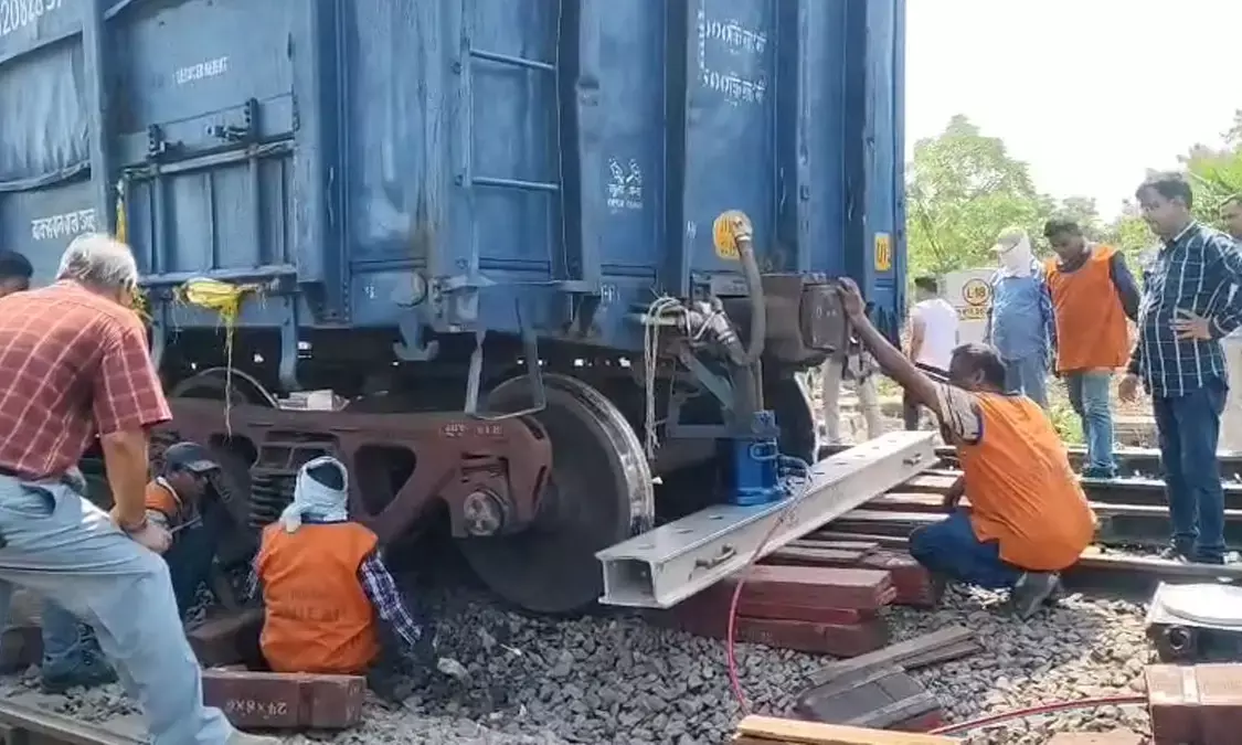 पटरी से उतरे दो डिब्बे, मौके पर विभाग के अधिकारी-कर्मचारी मौजूद