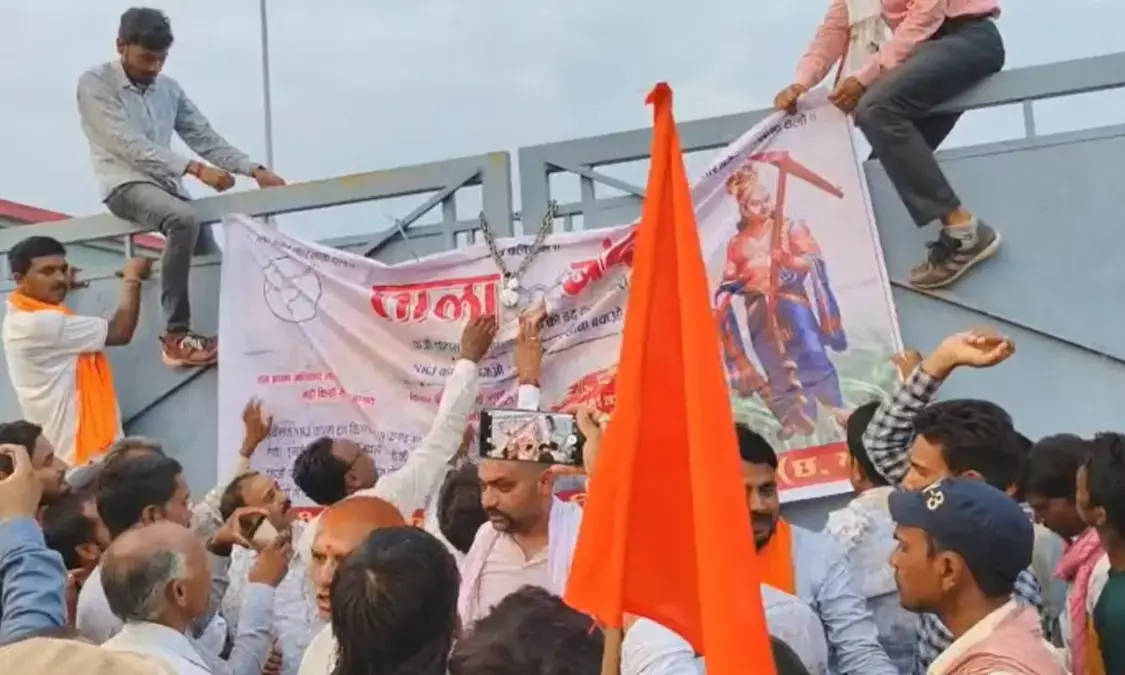 कम्पनी पर कानूनी कार्रवाई की मांग  : अमानक पोटाश खाद को लेकर किसान ने घेरा एथेनॉल प्लांट, की तालाबंदी