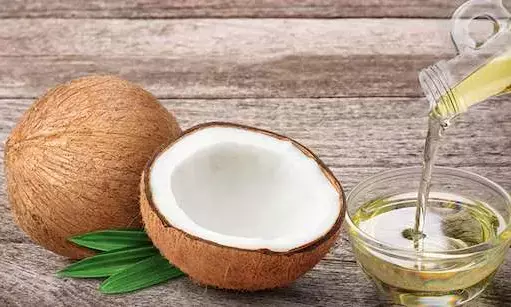 स्किन केयर में 5 तरीकों से करें नारियल तेल का इस्तेमाल, चेहरे पर आएगा नया ग्लो