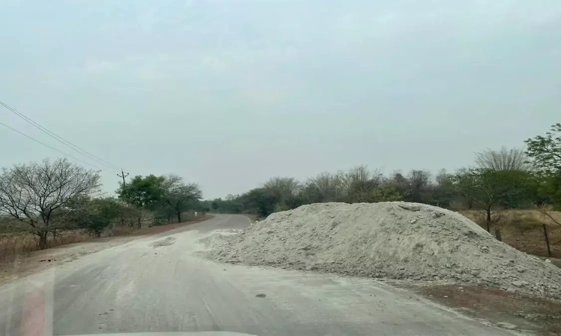 रोड पर बिछ गई सफेद धूल, राहगीर परेशान, स्वास्थ्य पर बुरा असर